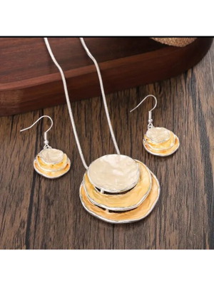 Jewelry set like new in yellow and silver tones