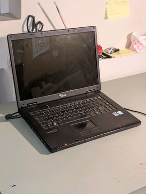 Fujitsu Siemens Amilo laptop μεταχειρισμένο χωρίς σκληρό δίσκο και φορτιστή
