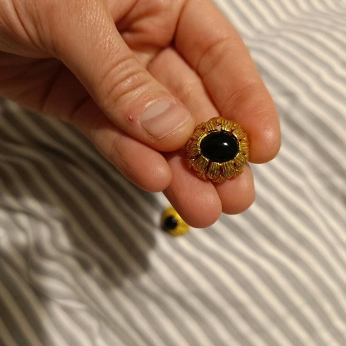 Vintage clip earrings with black stone like new