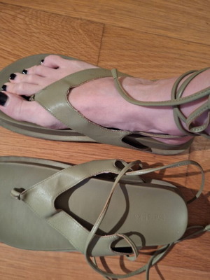 Bershka khaki sandals tied at the ankle like new, size 40