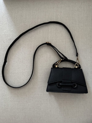Mini black shoulder bag Shein like new, PU leather with gold details