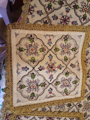 Vintage woven set of 2 with gold lace, like new