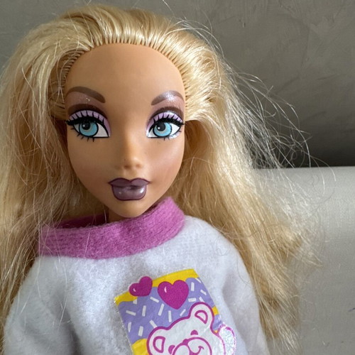 Bratz doll Mattel used with small mark on hand