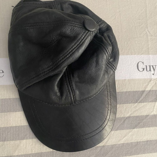 Leather hat like new, black, one size