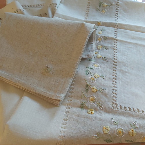 Tablecloth 170×270 new with embroidery and 12 napkins