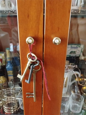 Old decorative keys used, set of 3 with red ribbon