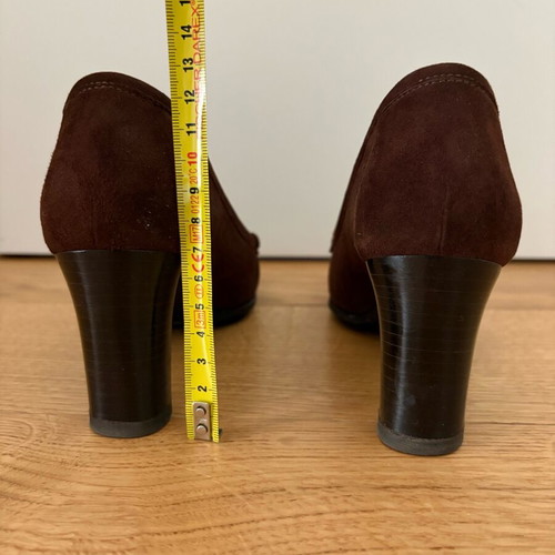 Salvatore Ferragamo brown suede pumps like new with thick heel