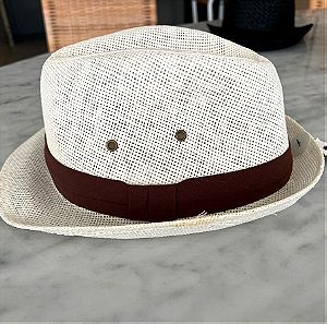 λευκό ψάθινο καπέλο