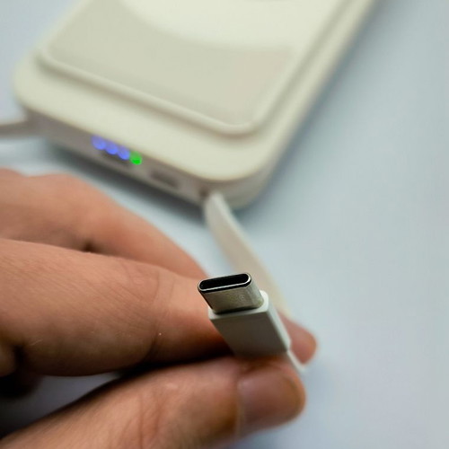Magnetic Wireless External Battery for iPhone with USB-C