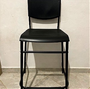 Δύο Καρέκλες Μπαρ