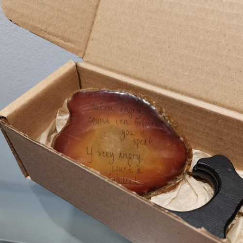 Decorative plaque in natural agate stone used with wooden base