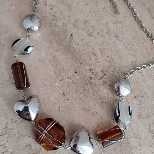 Necklace with silver hearts and honey-colored semi-precious stones new