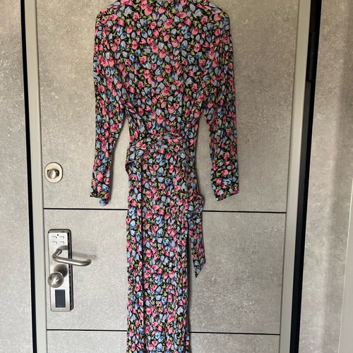 Zara floral dress size S like new, long with V neckline and belt