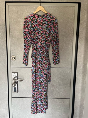 Zara floral dress size S like new, long with V neckline and belt