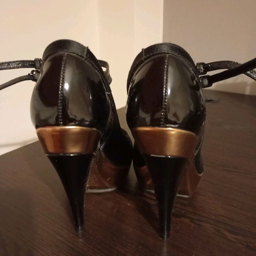 Strappy heels like new, black leather with platform