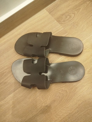 Black flat sandals size 37 like new