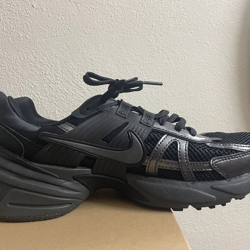 Nike athletic shoes size 39, black and grey