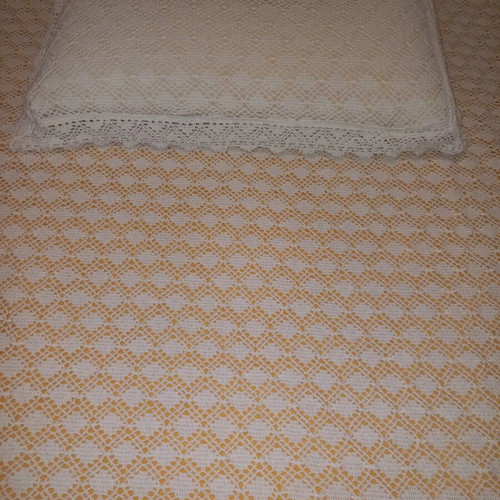 Patterned blanket with pillowcase, 2×2 m, lace trim