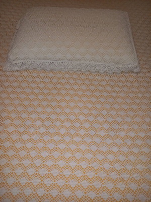 Patterned blanket with pillowcase, 2×2 m, lace trim