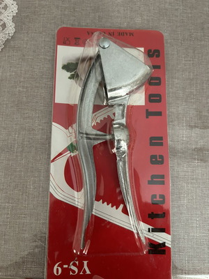 Garlic press kitchen tool new