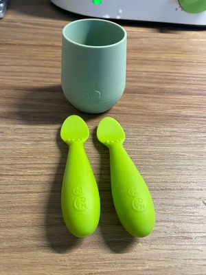 Ezpz baby cup and spoons like new