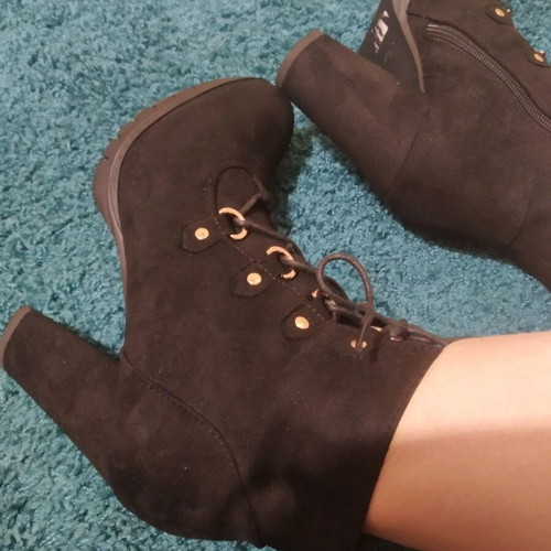 Ankle boots with heel and laces like new, black suede