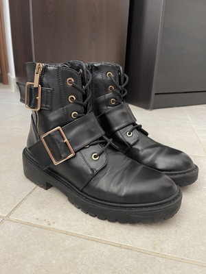 New Look black ankle boots like new with gold details size 39