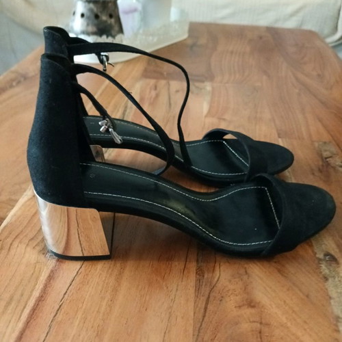 Black sandals used with low heel in silver color size 40