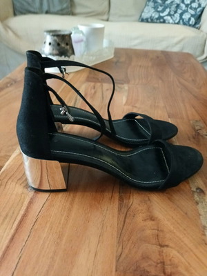 Black sandals used with low heel in silver color size 40