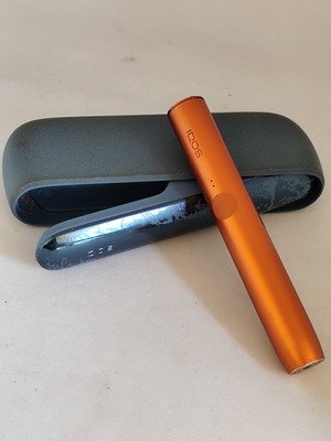IQOS Iluma tobacco heating device like new, Moss Green and Terracotta