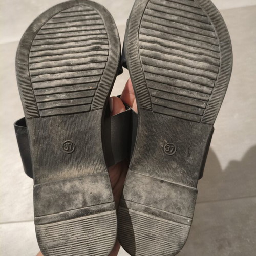 Voi & Noi Black Flat Sandals Size 37 Like New