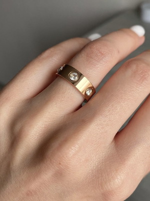 Δαχτυλίδι love από ατσάλι σε χρυσό χρώμα με ζιργκόν νέο