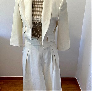 BSB σετ  κοστούμι με παντελόνι ζιπ κιλοτ και κοντο σακάκι σε χρώμα σπαστό άσπρο και μέγεθος 40.