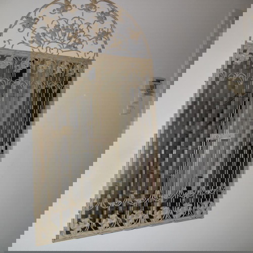 Καθρέπτης χειροποίητος σιδερένιος εκρού σε μορφή παλαιού παραθύρου