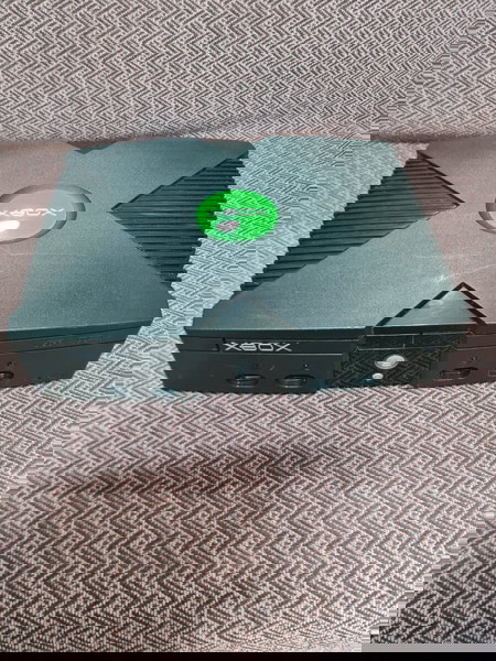Xbox original ατσιπαριστο 1 χειριστήριο  με 2 παιχνίδια πλήρως λειτουργικό.