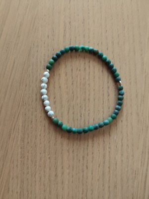 Elastic bracelet with natural aventurine and howlite stones
