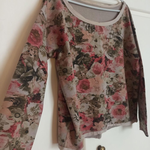 Slim hoodie with flowers in khaki shades one size
