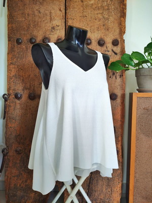 Mango White Pleated Sleeveless Top like new, asymmetric hem