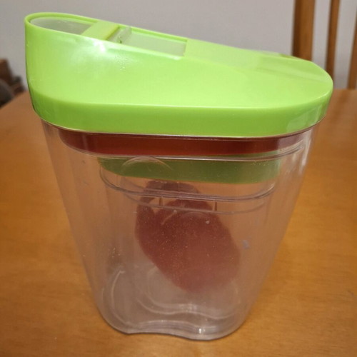 Set of 8 food storage containers like new