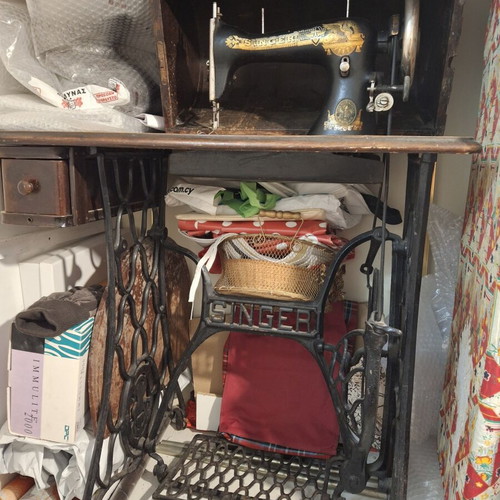 Singer sewing machine used, excellent condition