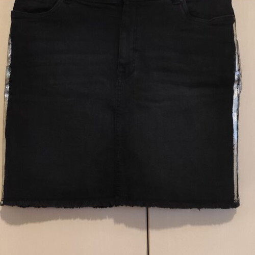Black short denim skirt used, large, with silver details