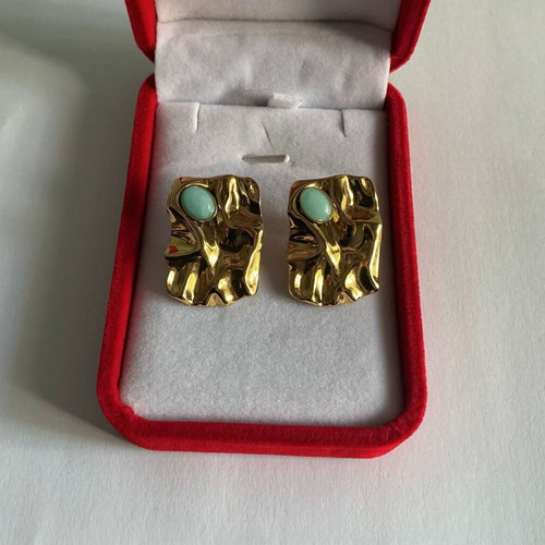 Vintage earrings with clip in gold tone and turquoise stone, like new