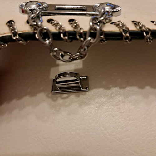 Vintage shoulder bag in very good condition with chain, white