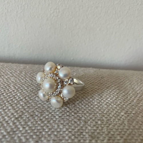 Silver ring with pearls and zirconia diamonds