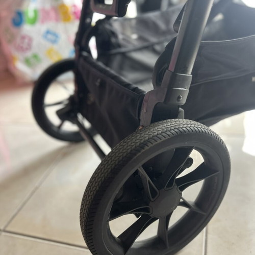 Inglesina Aptica XT stroller set like new with frame, reversible seat and car seat