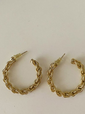 Hoop earrings chain design medium size like new, gold color