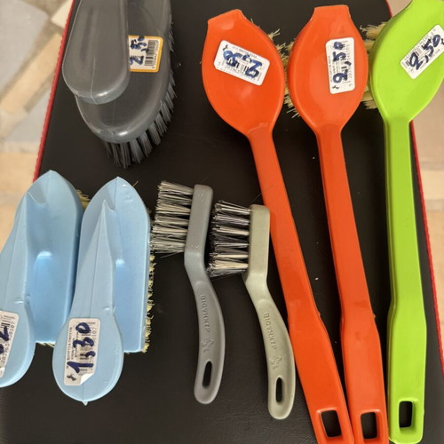 Brushes set of 8, new, various sizes and shapes