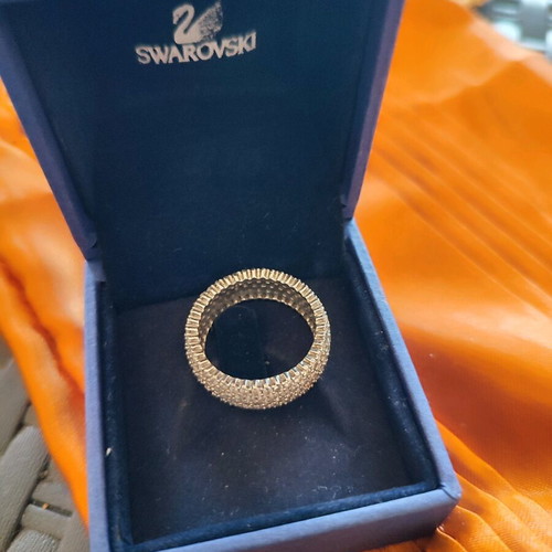Silver 925 ring with zircon around like new