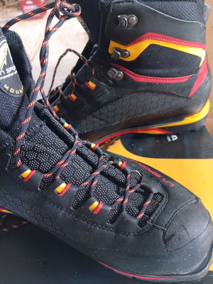 La Sportiva Trango Tower Extreme GTX hiking boots size 44, black yellow