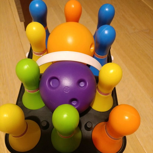 Bowling pins and balls like new